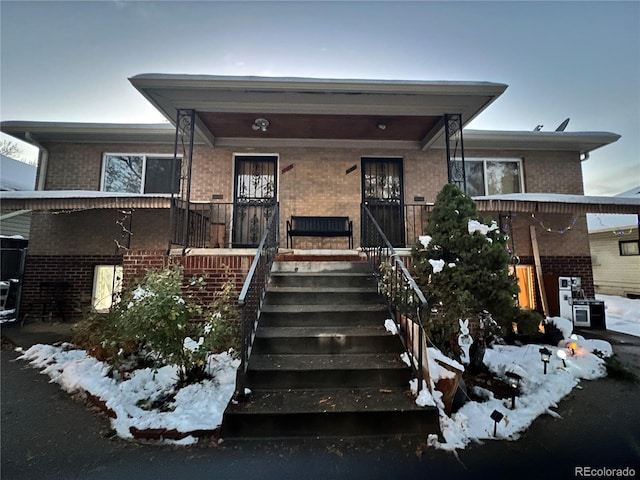 view of front facade with covered porch