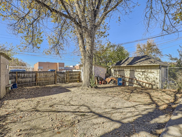 view of yard with an outbuilding