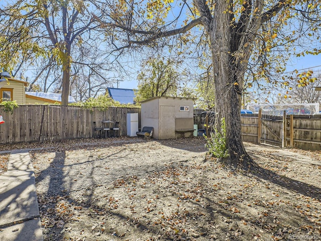 view of yard featuring a storage shed