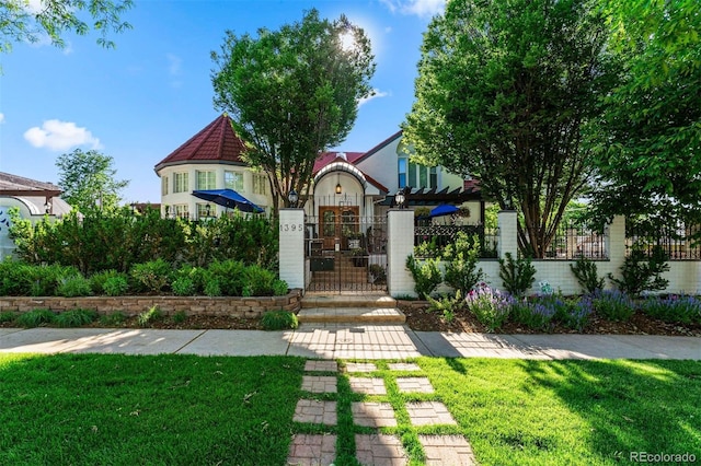 view of front of property with a front lawn