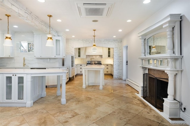 kitchen featuring hanging light fixtures, a kitchen breakfast bar, and a center island