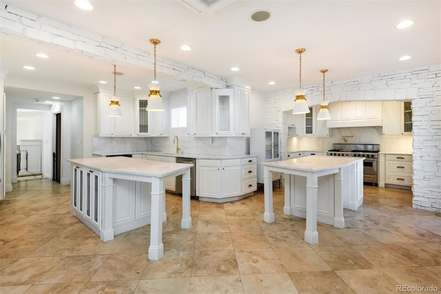 kitchen featuring white cabinetry, a breakfast bar area, stainless steel appliances, and a kitchen island