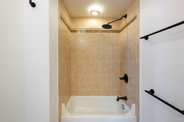 bathroom with tiled shower / bath