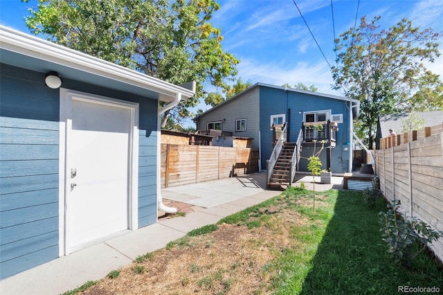 view of yard featuring an outdoor structure and a patio area