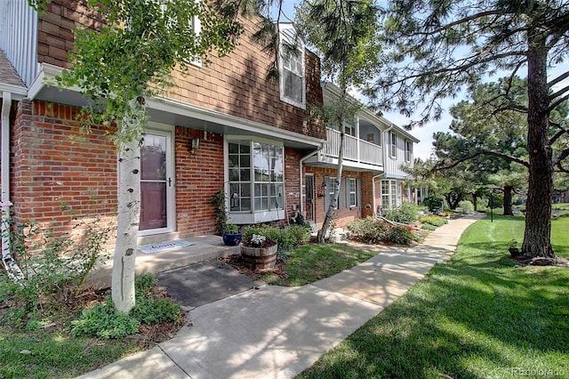 view of front facade with a front yard