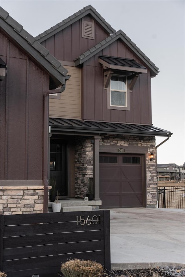 view of front facade featuring a garage