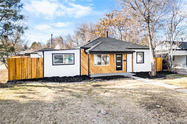 view of front of house featuring a front yard