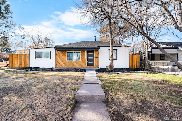 single story home with a front lawn