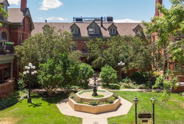 view of property's community featuring a lawn