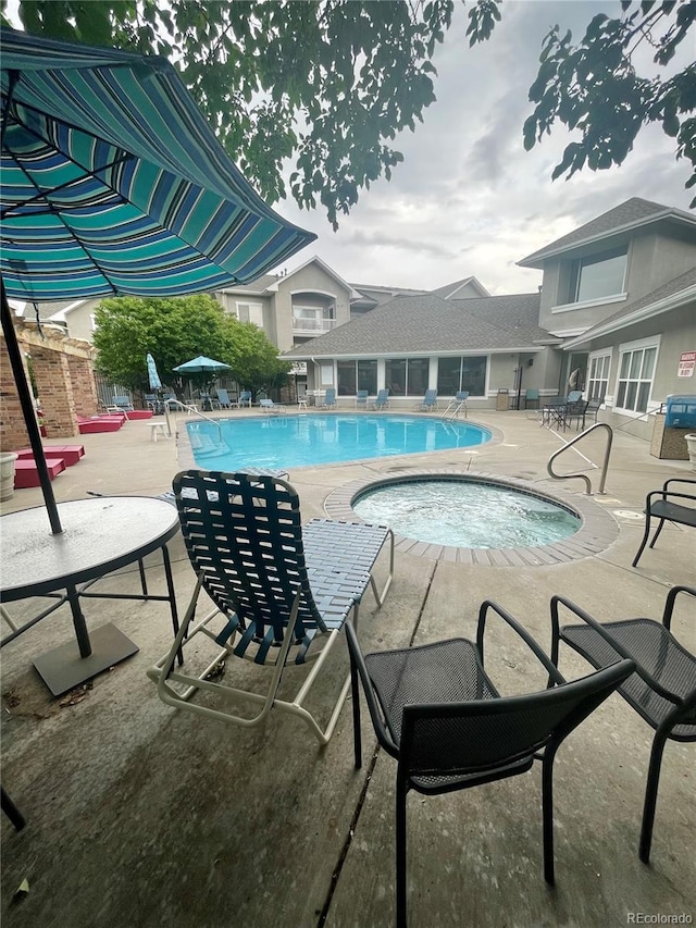 1841 S Dunkirk St Unit 203, Aurora, CO 80017 - community pool with a patio