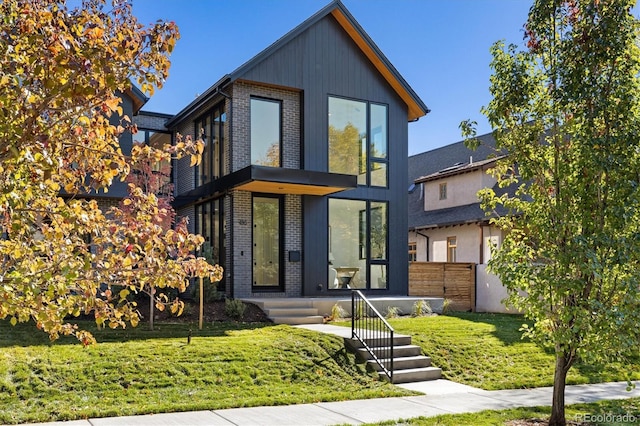 view of front of property featuring a front lawn