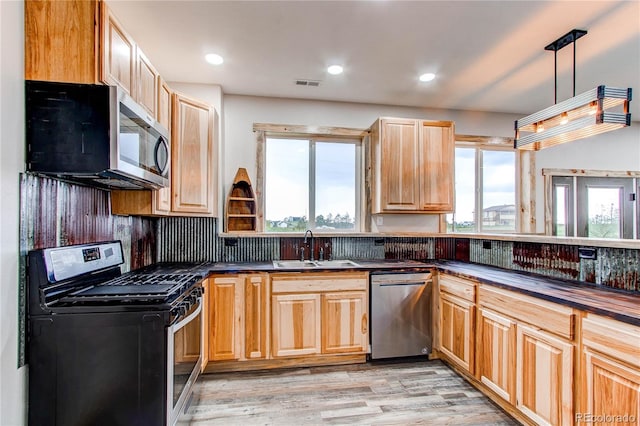 42919 Vista Rdg, Parker, CO 80138 - kitchen featuring stainless steel appliances, plenty of natural light, light wood-type flooring, backsplash, and recessed lighting