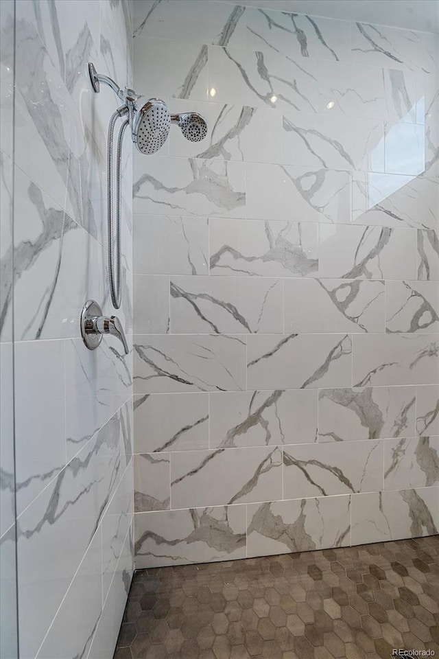 bathroom featuring a tile shower