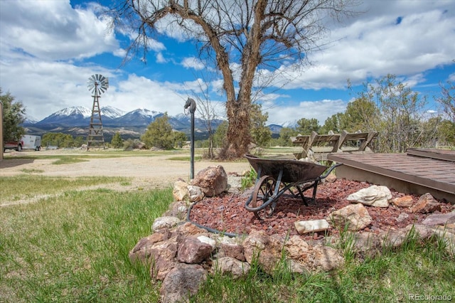 view of yard with a mountain view