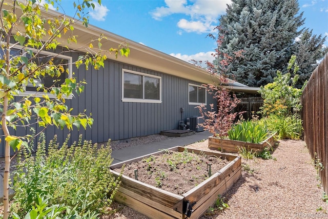 1338 S Fairfax St, Denver, CO 80222 - view of side of home with a garden