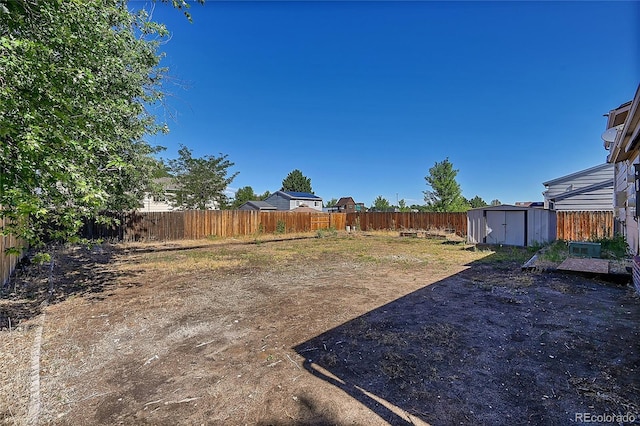 view of yard featuring a storage unit