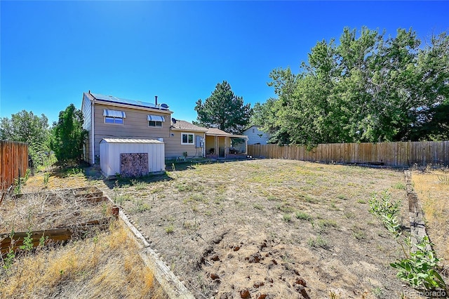 view of yard featuring a storage shed