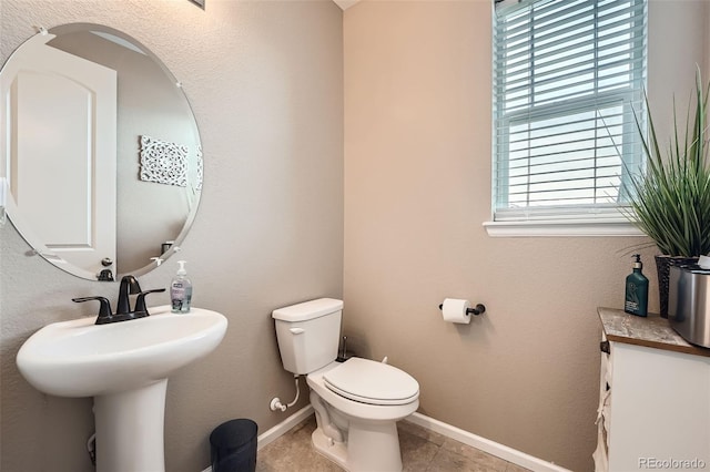 26731 E Hinsdale Pl, Aurora, CO 80016 - bathroom with baseboards, a sink, tile patterned flooring, and toilet