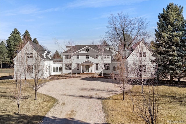 view of front facade with driveway