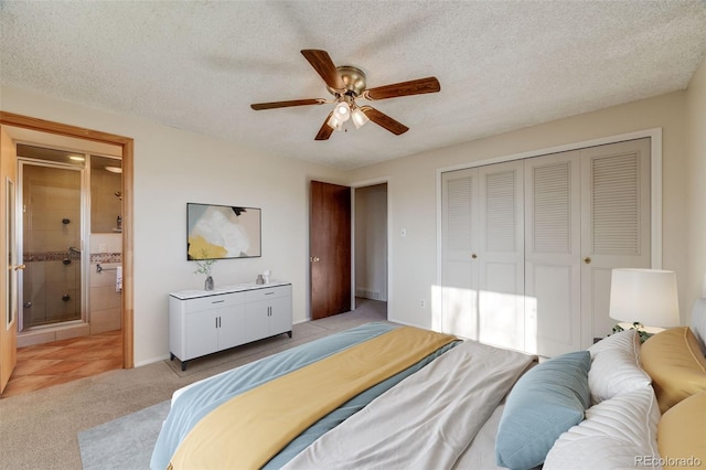 772 Urban Ct, Lakewood, CO 80401 - bedroom featuring ceiling fan, a textured ceiling, a closet, connected bathroom, and light carpet