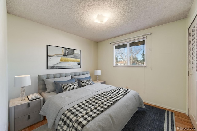 772 Urban Ct, Lakewood, CO 80401 - bedroom with baseboards, a textured ceiling, wood finished floors, and a closet