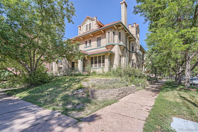 italianate home featuring a front lawn