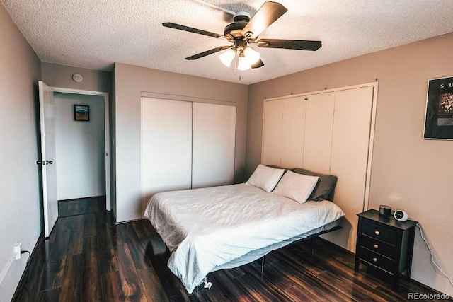 bedroom featuring dark wood-style floors, ceiling fan, a textured ceiling, and a closet