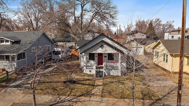 view of front of property featuring fence and covered porch