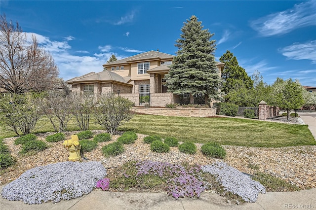 view of front of property featuring a front lawn