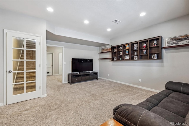 living room featuring baseboards, visible vents, light carpet, and recessed lighting