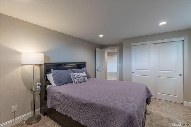 bedroom featuring light carpet, a closet, baseboards, and recessed lighting
