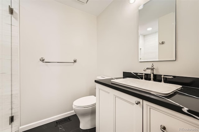 bathroom with toilet, visible vents, vanity, baseboards, and a shower with door