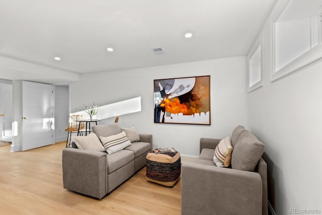 living area featuring light wood-style flooring, visible vents, baseboards, and recessed lighting