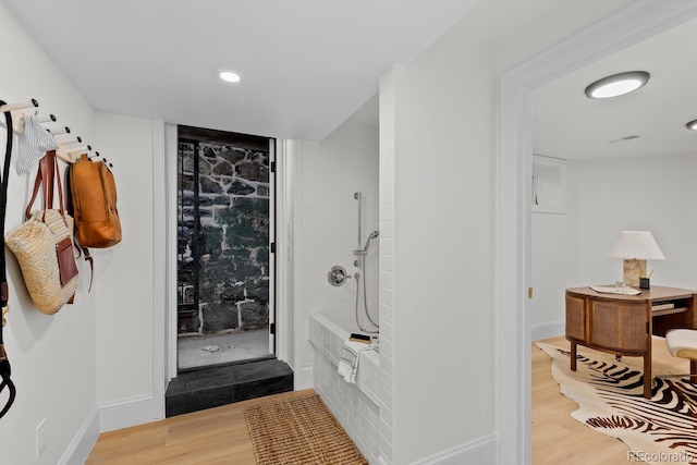 full bathroom featuring baseboards, visible vents, wood finished floors, and recessed lighting