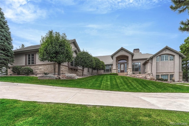 view of front facade with a front lawn