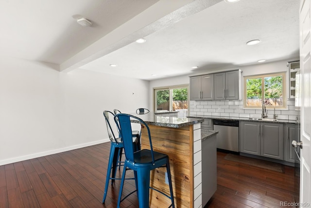 4381 Dixon Dr, Westminster, CO 80031 - kitchen featuring stainless steel dishwasher, a breakfast bar, gray cabinets, a sink, and recessed lighting