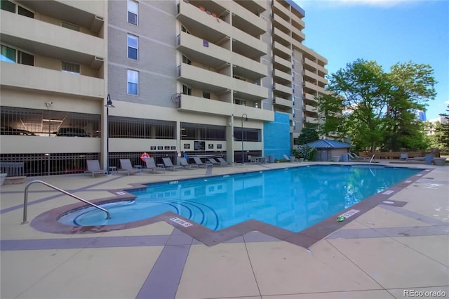 601 W 11th Ave Unit 1101, Denver, CO 80204 - community pool with a patio area