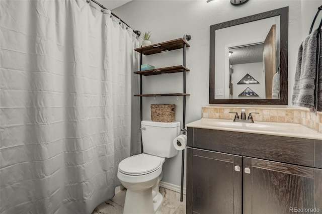 bathroom featuring toilet, a shower with shower curtain, vanity, and tasteful backsplash