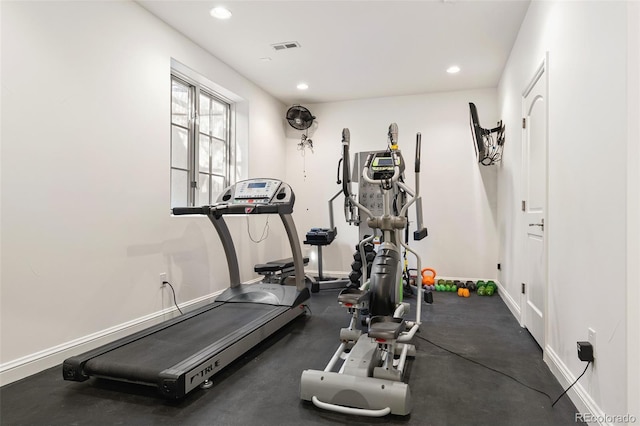 workout room featuring baseboards, visible vents, and recessed lighting