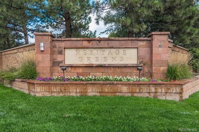 community sign with a lawn