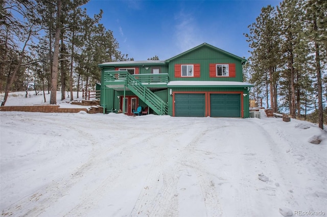 view of front facade with a garage