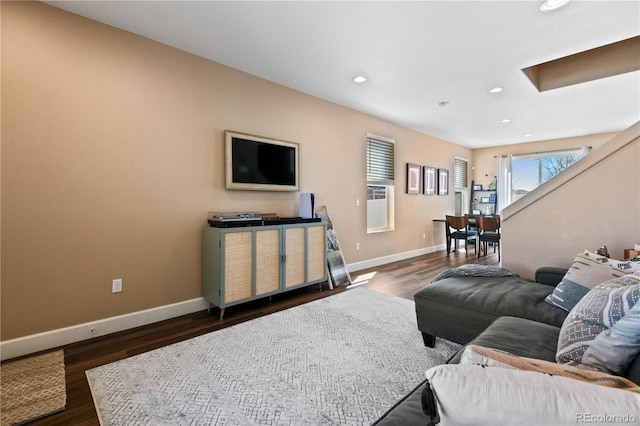 living area featuring dark wood finished floors, recessed lighting, and baseboards