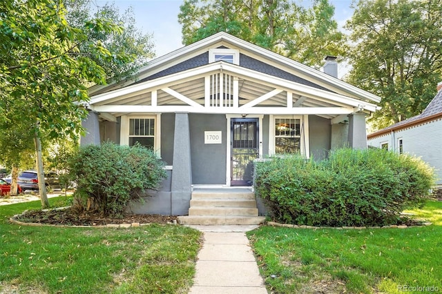 view of front of property featuring a front lawn and a porch