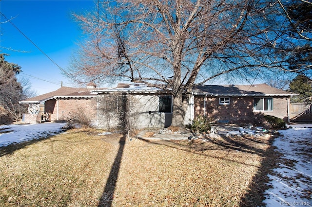 ranch-style home with a yard