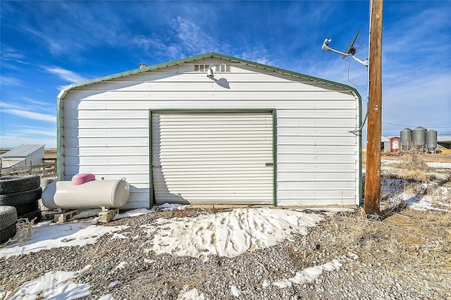 view of outdoor structure with an outbuilding