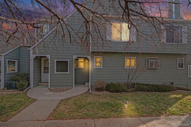 view of front of house featuring a yard