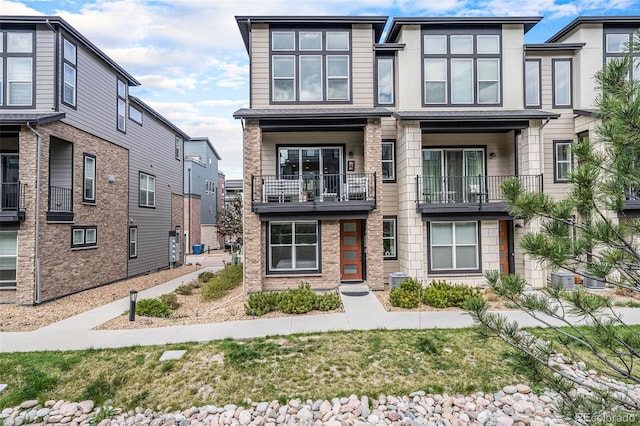 townhome / multi-family property featuring a balcony