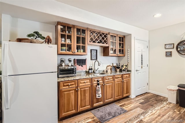 indoor wet bar featuring freestanding refrigerator, light wood-style floors, baseboards, and recessed lighting