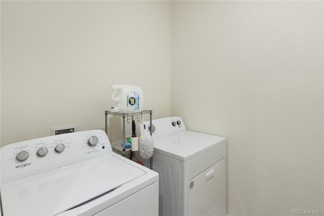 washroom featuring washing machine and clothes dryer