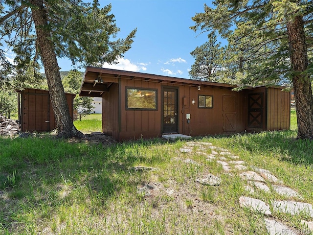 31756 Buffalo Park Rd, Evergreen, CO 80439 - view of front facade with an outbuilding